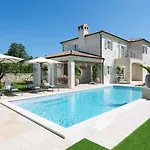 Vila Beautiful Elena With Pool In