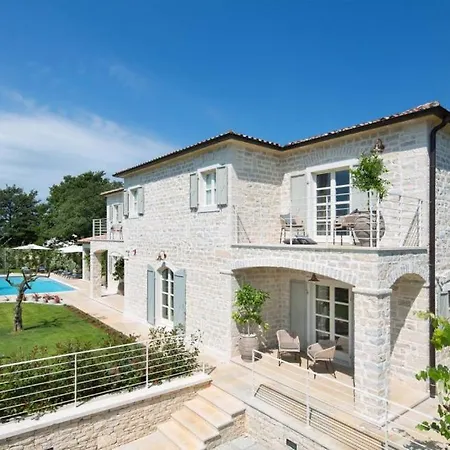 Villa Beautiful Elena With Pool In Kanfanar